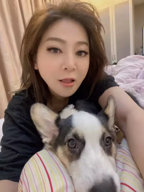 太辣了啦!王彩樺「不畏寒流穿縷空上衣」辣秀身材 月甩4kg「52歲越活越少女」:不愧是台灣濱崎步❤