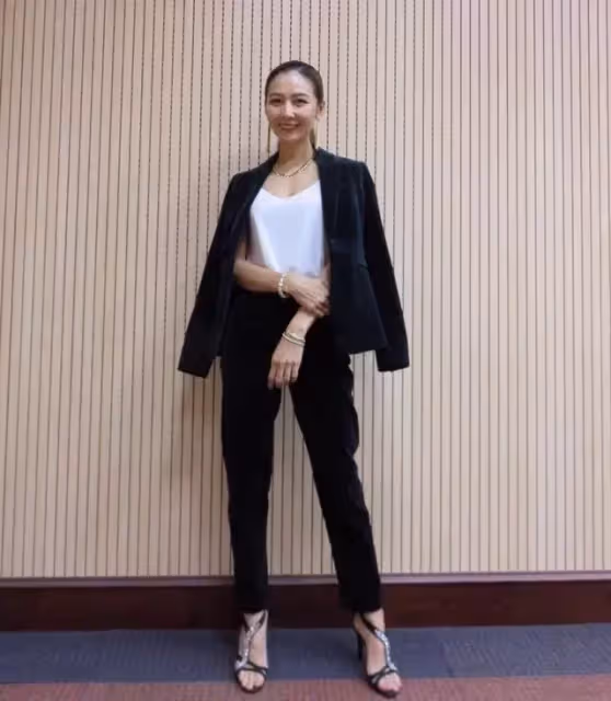 這老公太Man!44歲何潤東烈日下「單手扛愛妻2小時」美照曝光 把「愛情長跑9年妻」寵成公主