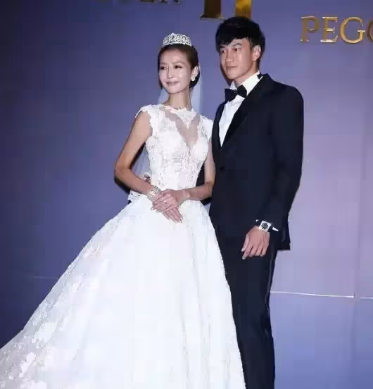 這老公太Man!44歲何潤東烈日下「單手扛愛妻2小時」美照曝光 把「愛情長跑9年妻」寵成公主