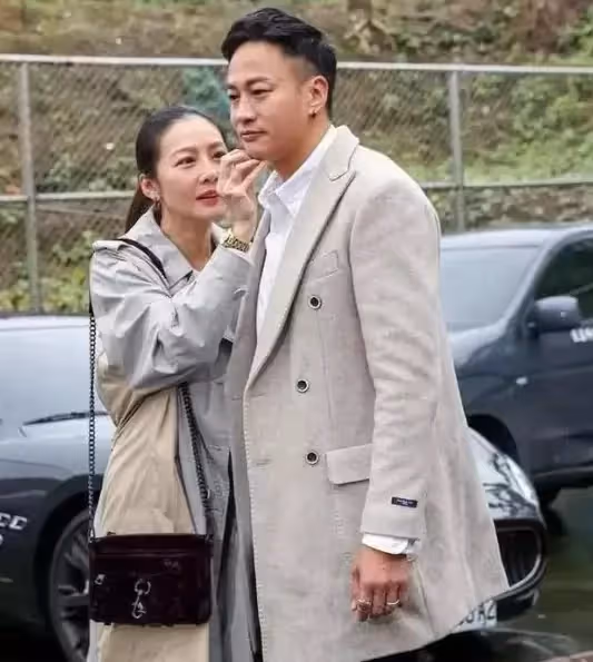 這老公太Man!44歲何潤東烈日下「單手扛愛妻2小時」美照曝光 把「愛情長跑9年妻」寵成公主