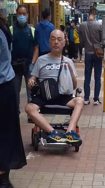 69歲港星張偉文在養老院自殘，用頭撞牆猛拍床板，隨意拋物被投訴