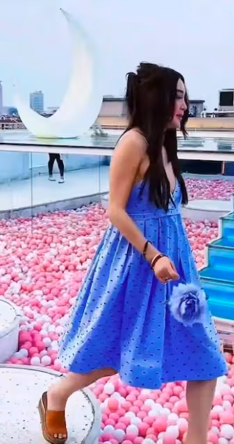 溫碧霞不服老強行扮嫩,身材發福身高萎縮,被評像拾荒老人!