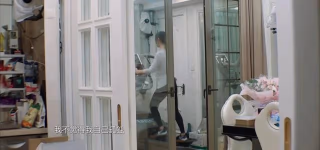 袁姍姍有多懶,衣服扔一地,衛生間滿到無從下手,屋子更像垃圾站