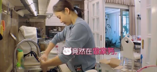 袁姍姍有多懶,衣服扔一地,衛生間滿到無從下手,屋子更像垃圾站