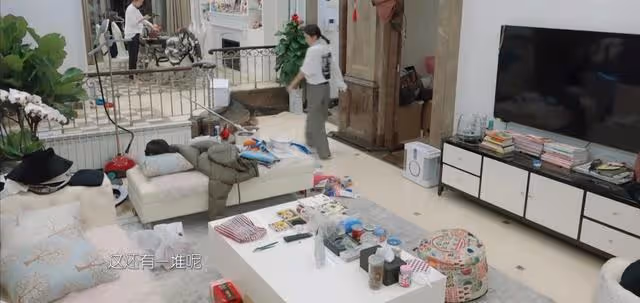 袁姍姍有多懶,衣服扔一地,衛生間滿到無從下手,屋子更像垃圾站