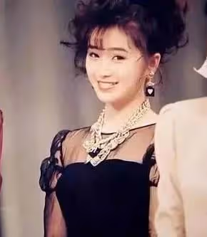 「性感女神」酒井法子，從一代女神到淪為網絡「乞討」，偶像隕落有多可怕？