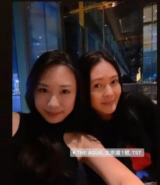 56歲李麗珍近照曝光,攜女兒跟男明星吃飯,母女顏值差距明顯