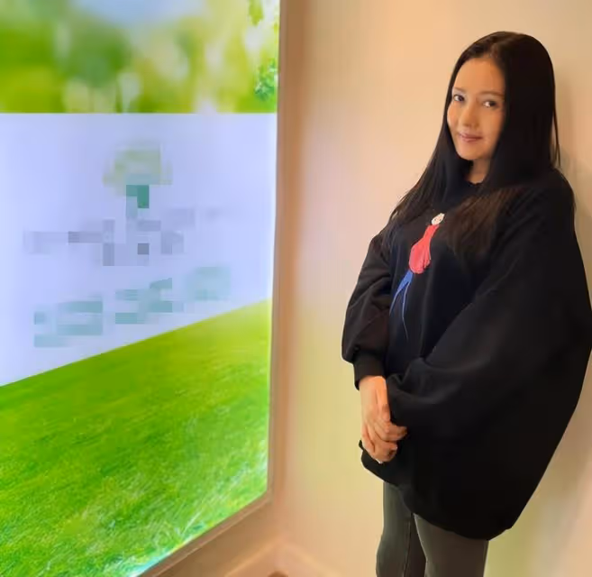 56歲李麗珍近照曝光,攜女兒跟男明星吃飯,母女顏值差距明顯