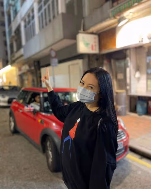 56歲李麗珍近照曝光,攜女兒跟男明星吃飯,母女顏值差距明顯
