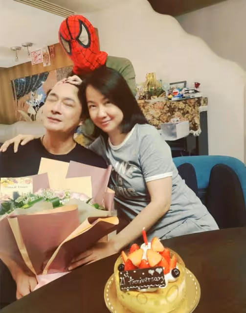 吳鎮宇夫婦迎結婚21周年，兒子費曼罕曬全家福，豪宅內景意外曝光