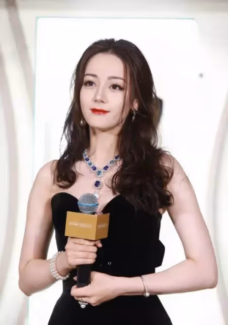 迪麗熱巴:公主到女王的蛻變,兩年前後對比圖你看到了什麼變化?