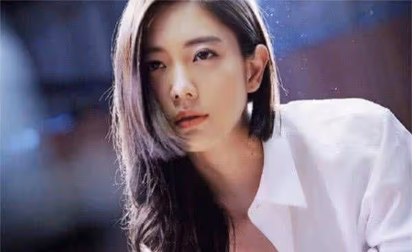 被稱為亞洲最美，絕佳身材和臉蛋卻是單身，一個挑眉迷倒許多人