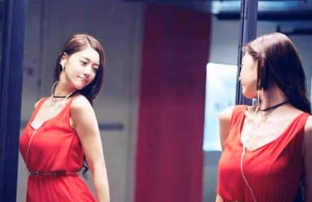 被稱為亞洲最美，絕佳身材和臉蛋卻是單身，一個挑眉迷倒許多人