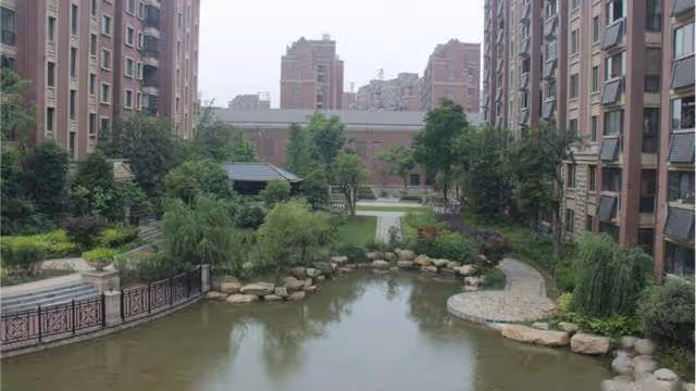 「兒媳，你吃燒烤，帶剩下的給我吃？不稀罕」「媽，你想多了」