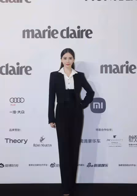 香奈兒不難穿!165劉詩詩把上萬毛衣穿成九頭身,窄腰腿長真窈窕:身材看著不像孩子媽
