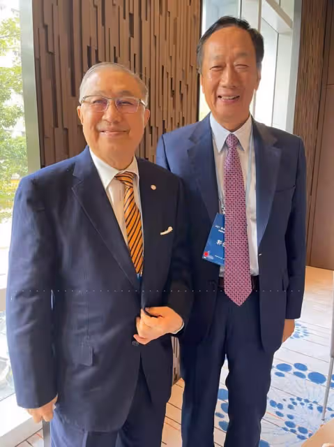 沒錢沒地沒廠房,郭台銘「難忘貴人伸援手」多年後再同框,飲水思源「最謝高齡母」為子籌10萬