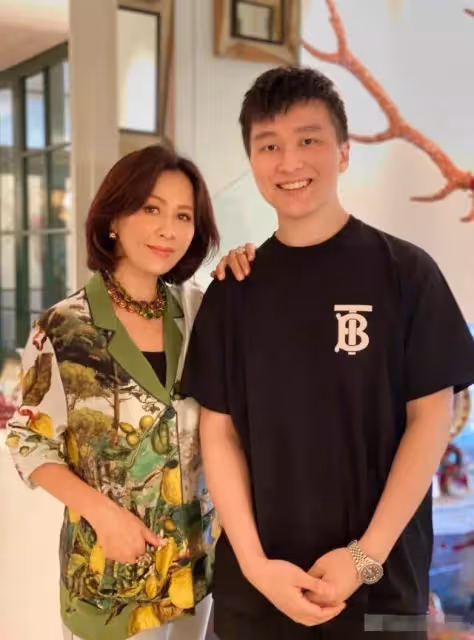 56歲劉嘉玲豪宅為侄子慶生!穿一身紅衣顯用心,姑侄倆長相氣質十分相似「神似母子」8億身家或由侄子繼承