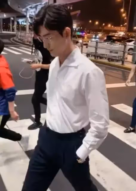 35歲張翰被抓拍,商務打扮氣質成熟穩重:這才是霸道總裁的樣子