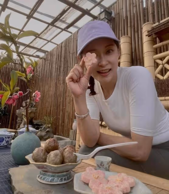 生活自在!TVB視後姐姐曬豪宅自家農場,家庭幸福更待繼女為己出
