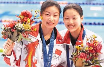 伏明霞主動提出離婚,原因竟是梁錦松出軌,這到底是怎麼回事?
