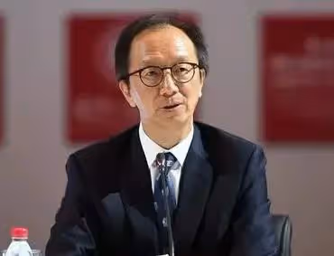 伏明霞主動提出離婚,原因竟是梁錦松出軌,這到底是怎麼回事?