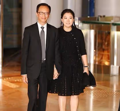 伏明霞主動提出離婚,原因竟是梁錦松出軌,這到底是怎麼回事?