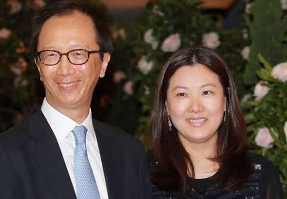 伏明霞主動提出離婚,原因竟是梁錦松出軌,這到底是怎麼回事?