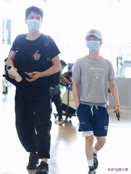 楊冪被傳新戀情,與年輕男子一同回小區,男方長相帥氣顏值高