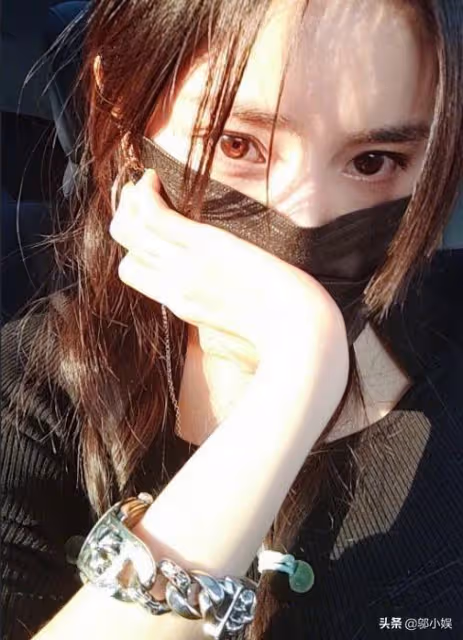 楊冪被傳新戀情,與年輕男子一同回小區,男方長相帥氣顏值高