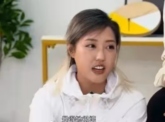 女星被曝出軌,當眾大膽邀約男演員進房間,兩人獨處一個多小時