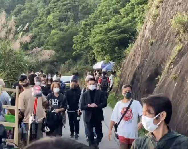 60歲劉德華在山上拍廣告,西裝革履走路帶風,與路人主動揮手