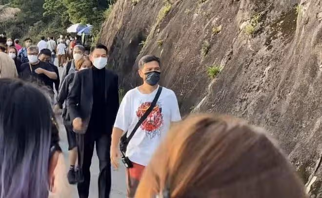 60歲劉德華在山上拍廣告,西裝革履走路帶風,與路人主動揮手