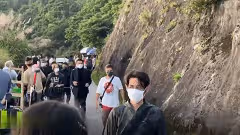 60歲劉德華在山上拍廣告,西裝革履走路帶風,與路人主動揮手