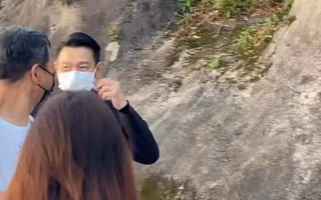 60歲劉德華在山上拍廣告,西裝革履走路帶風,與路人主動揮手