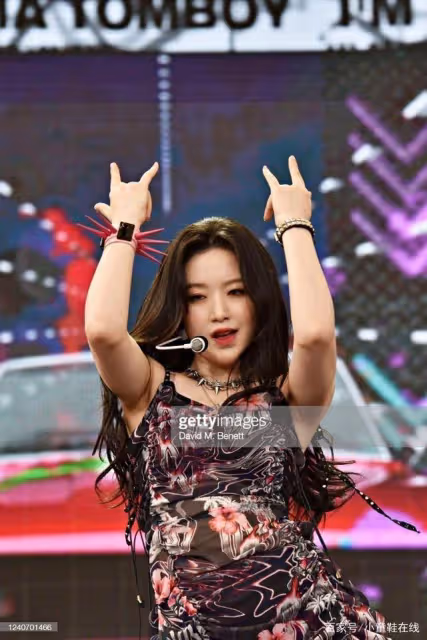 舒華超辣演出途中公然比中指!超拽畫面被瘋傳,本尊這反應網爆笑