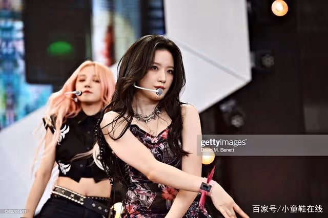 舒華超辣演出途中公然比中指!超拽畫面被瘋傳,本尊這反應網爆笑