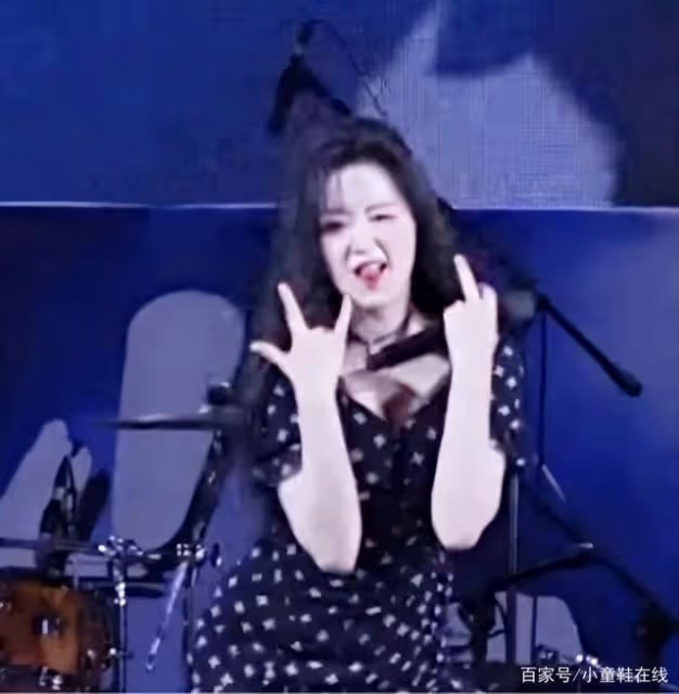 舒華超辣演出途中公然比中指!超拽畫面被瘋傳,本尊這反應網爆笑
