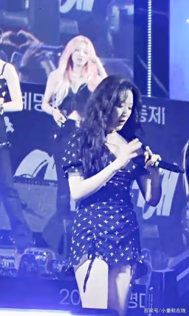 舒華超辣演出途中公然比中指！超拽畫面被瘋傳，本尊這反應網爆笑