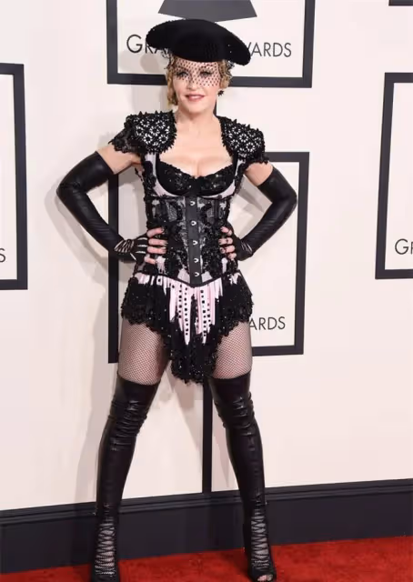巨星麥當娜不同凡響的演出照,64歲魅力不減