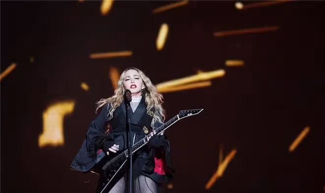 巨星麥當娜不同凡響的演出照,64歲魅力不減
