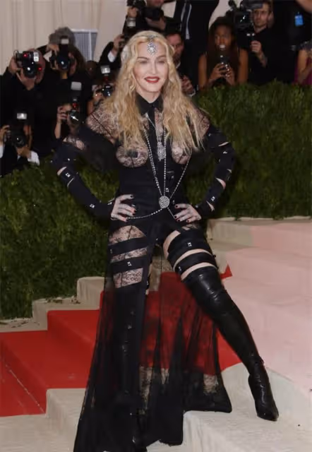 巨星麥當娜不同凡響的演出照,64歲魅力不減