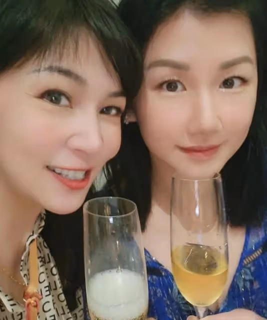 關之琳參加聚會,與舊愛現任女友同框不尷尬,坐C位戴金表顯闊氣