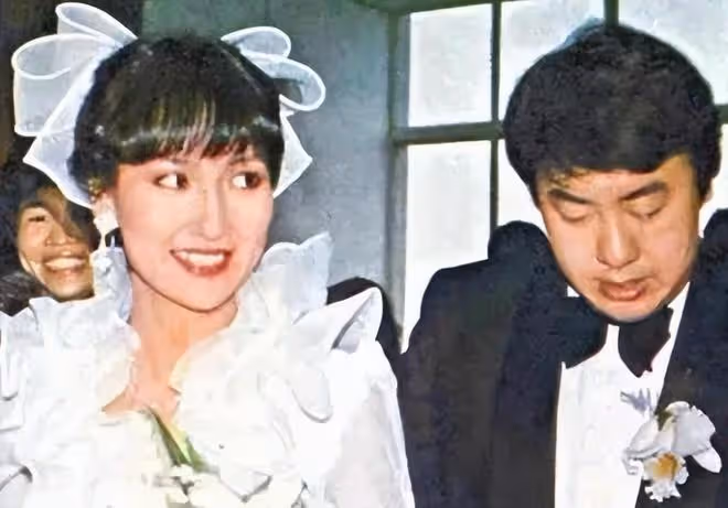 關之琳參加聚會,與舊愛現任女友同框不尷尬,坐C位戴金表顯闊氣