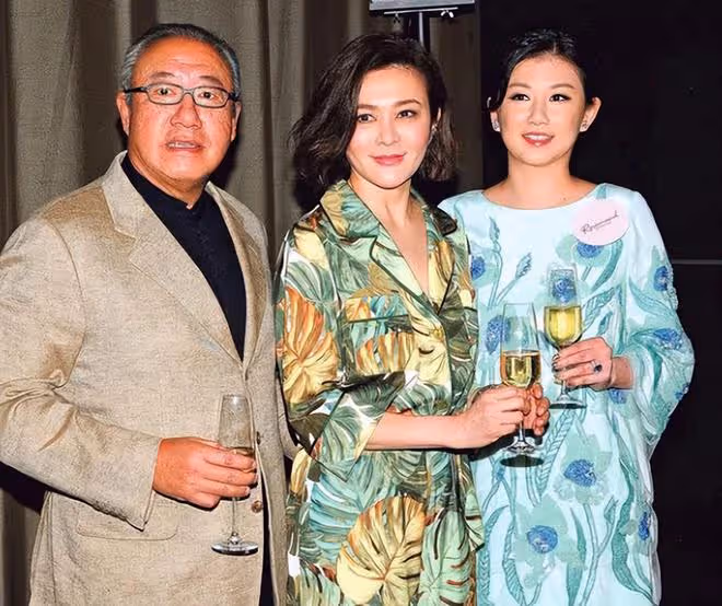 關之琳參加聚會,與舊愛現任女友同框不尷尬,坐C位戴金表顯闊氣