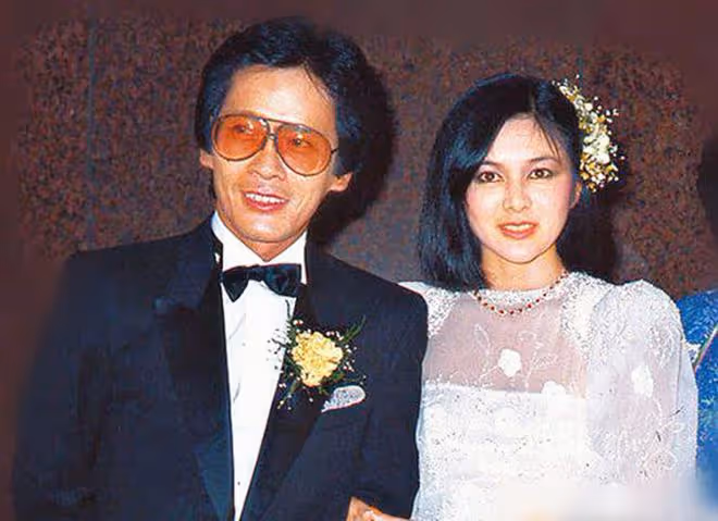 關之琳參加聚會,與舊愛現任女友同框不尷尬,坐C位戴金表顯闊氣
