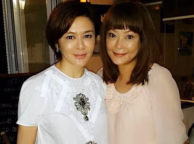 關之琳參加聚會,與舊愛現任女友同框不尷尬,坐C位戴金表顯闊氣