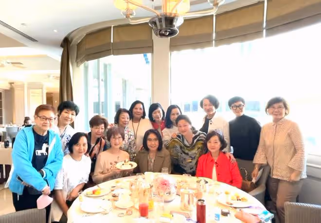 李司棋拎萬元包現身,請14人吃自助餐太豪氣,已在內地買養老別墅