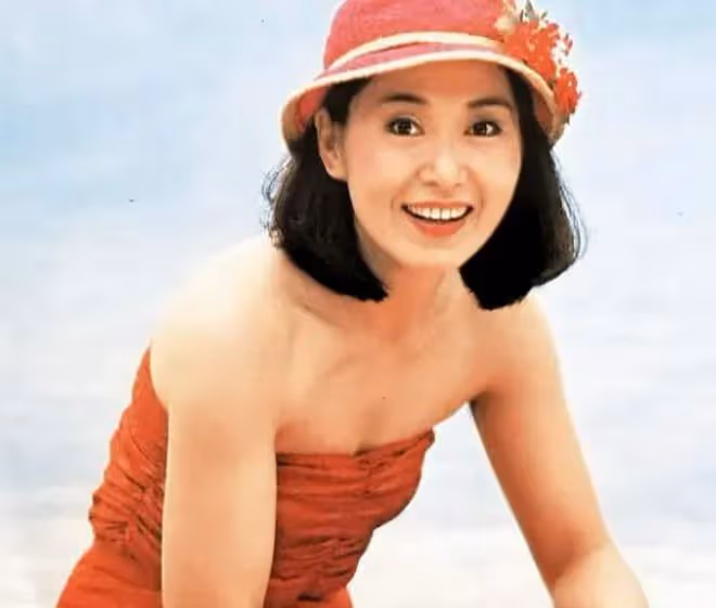 李司棋拎萬元包現身,請14人吃自助餐太豪氣,已在內地買養老別墅