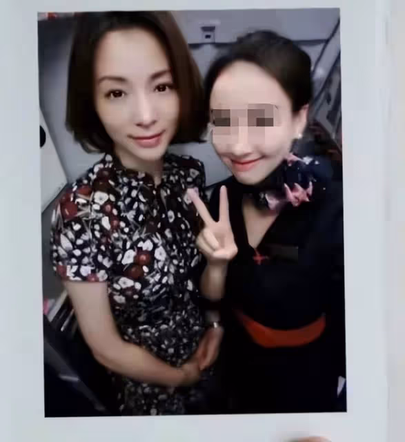 董卿素顏坐飛機被偶遇,身形暴瘦下巴尖到突兀,富豪老公被曝失聯