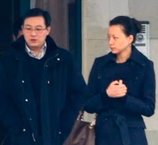 董卿素顏坐飛機被偶遇,身形暴瘦下巴尖到突兀,富豪老公被曝失聯